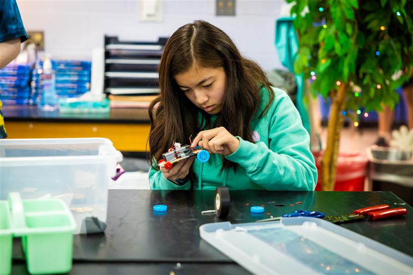 Heritage Middle students in a STEM class